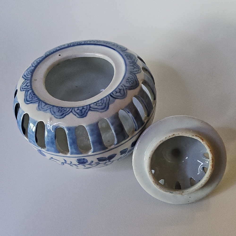 Blue and White Ceramic Decorative Potpourri Or Candle Holder Jar - Picture 2 of 6